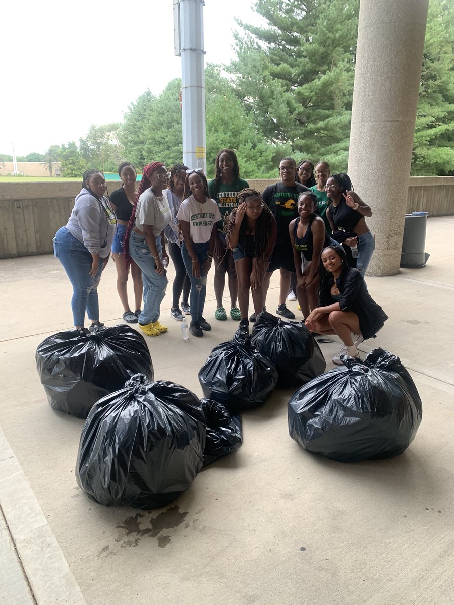 travd24's tweet photo. You don’t have to be apart of an organization in order to get things done I’m happy to say my event was a success and I wouldn’t have been able to do it with out these wonderful people giving out a helping hand. #ilovemyhbcu #kysu #kystateu https://t.co/Ra9r3uGW55