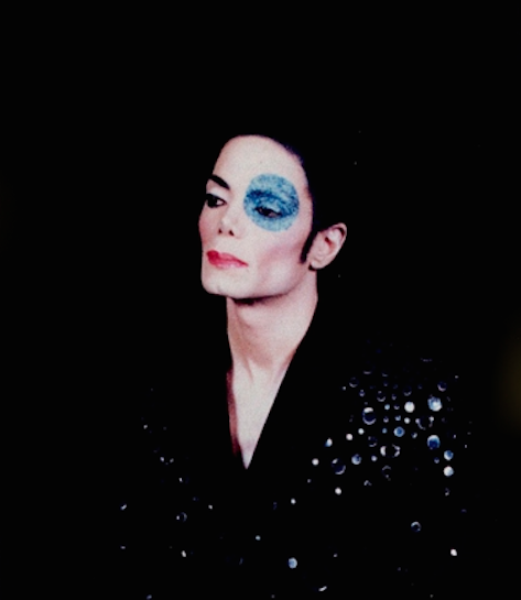 solarastar's tweet photo. Michael Jackson's "Blue Eye": Meant to tell the tale of a sad clown; With a stillness that "strips away the drama and emphasizes the embroidery that covers the Yves Saint Laurent tuxedo jacket with rays of light." https://t.co/RlCj2Rl0oq