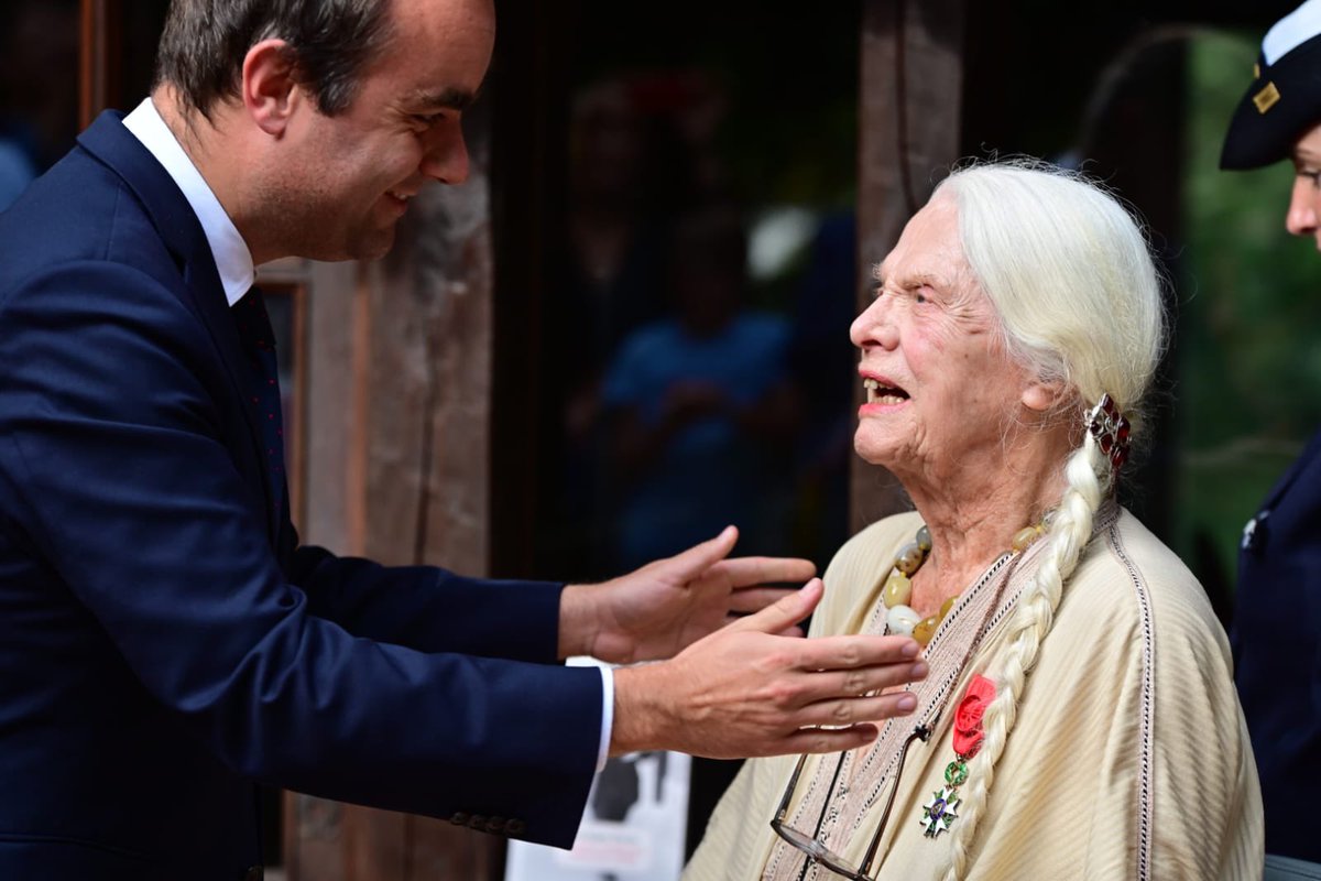 SebLecornu's tweet photo. De Truffaut à Ionesco, de Rappeneau à Perec, le moulin d’Andé accueille les artistes du monde entier depuis 1957. Si ce lieu magique existe, c’est grâce à Suzanne Lipinska, qui continue à le faire vivre.

Ce soir, je lui remettais ses insignes d’officier dans la Légion d’honneur. https://t.co/U9PpXKznYa