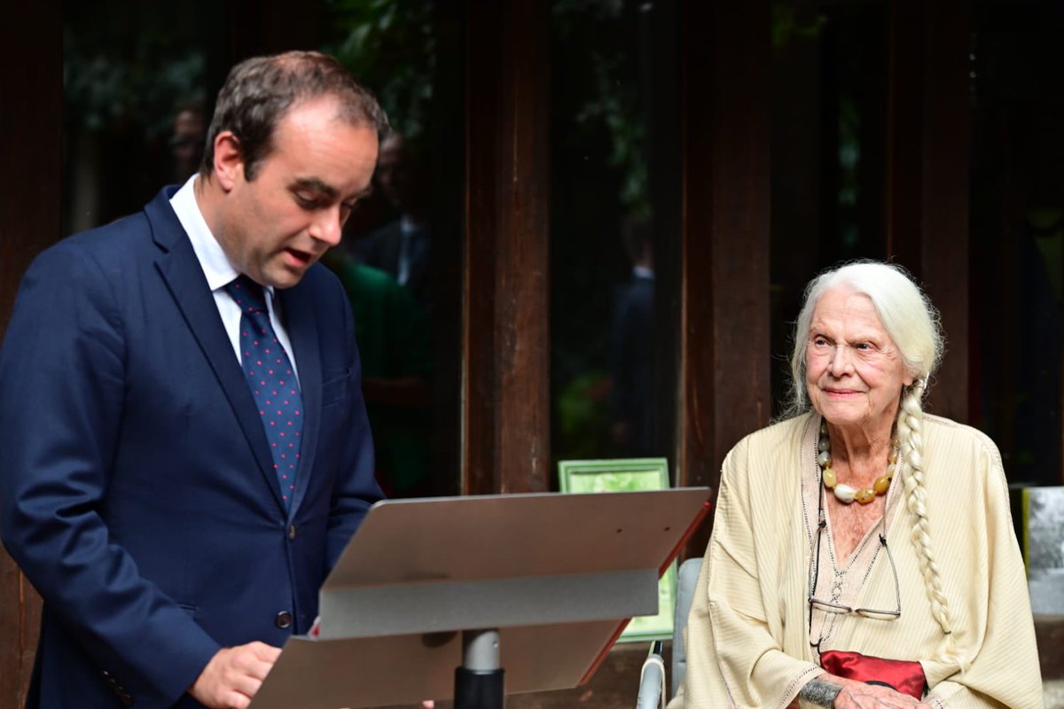 SebLecornu's tweet photo. De Truffaut à Ionesco, de Rappeneau à Perec, le moulin d’Andé accueille les artistes du monde entier depuis 1957. Si ce lieu magique existe, c’est grâce à Suzanne Lipinska, qui continue à le faire vivre.

Ce soir, je lui remettais ses insignes d’officier dans la Légion d’honneur. https://t.co/U9PpXKznYa