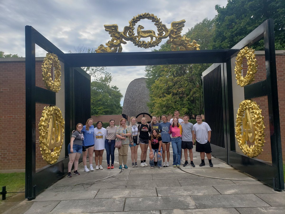 HonorsEnglish6's tweet photo. We had a great time in #NewHarmony yesterday. We only saw a tiny bit of what they had to offer, though! #UtopiaProject https://t.co/xpr1e9luWM