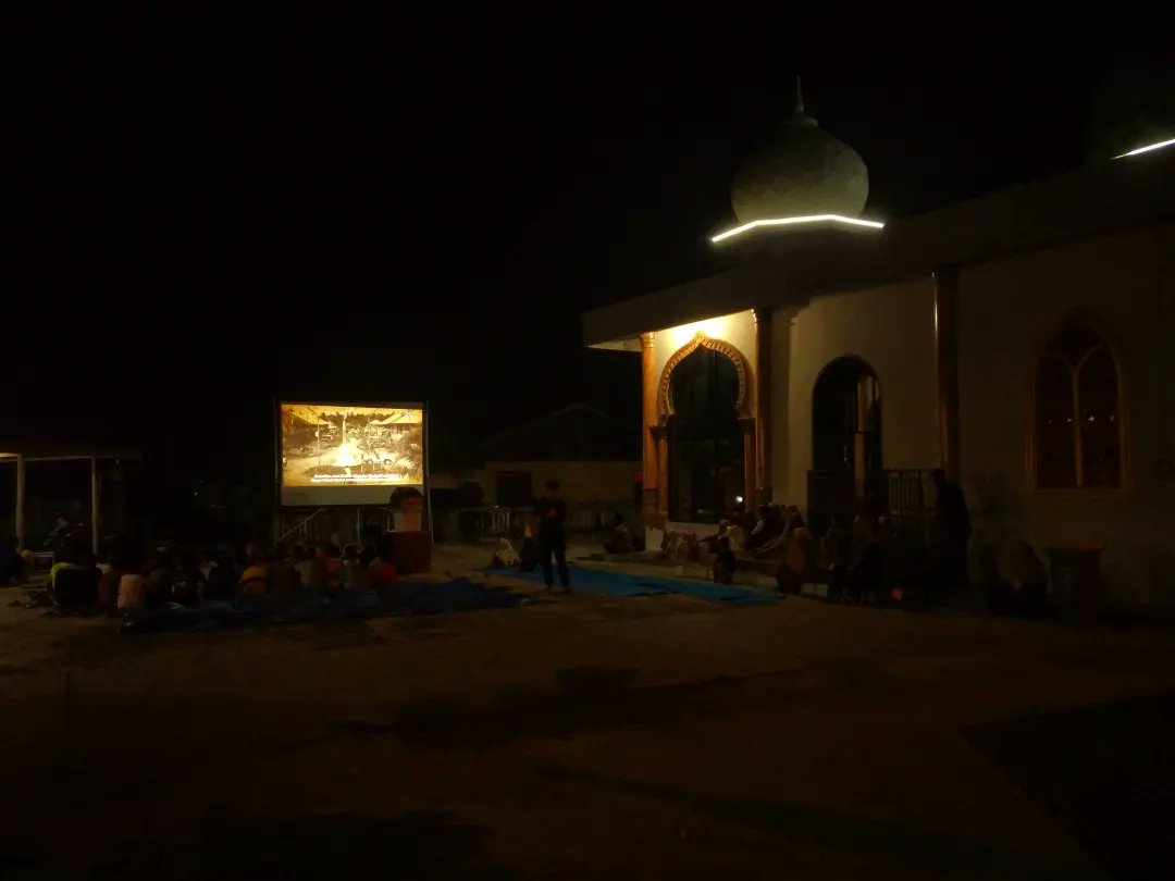 AcehFilmFest's tweet photo. Layar terakhir Gampong Film baru saja selesai di halaman masjid Al-Ihsan, kampung Ujong Tanjong, Kec. Meurebo, Aceh Barat.

#gampongfilm #acehfilmfest2022 https://t.co/MoWZESkFiq