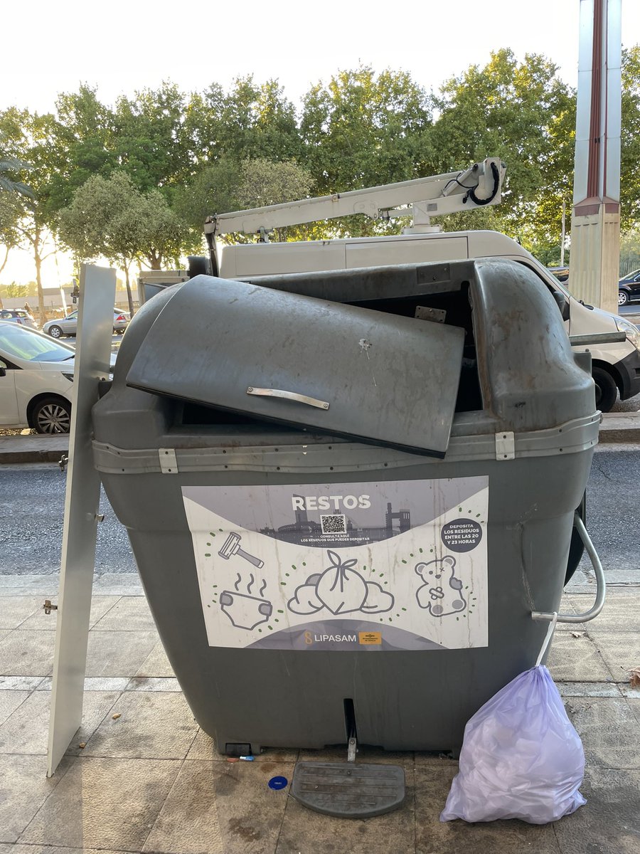 fjgespejo's tweet photo. @LipasamSevilla @Ayto_Sevilla 3 de septiembre seguimos igual o peor. ¿Siguen de vacaciones? ¿Donde debo dirigirme? https://t.co/3KErsuKff5