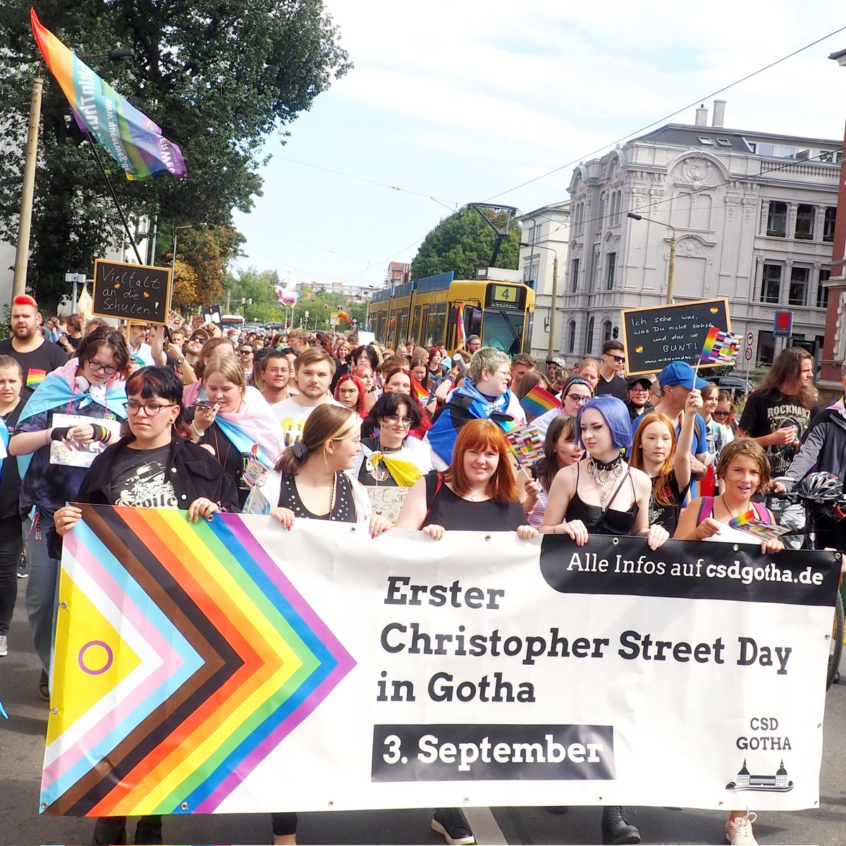 QueerWeg's tweet photo. Erster #CSDGotha - Starkes Zeichen für #Akzeptanz &amp; #Vielfalt

Mit einer riesigen Demonstration und einem bunten Straßenfest fand heute der allererste #CSDGotha statt. [1/4]

#CSDGotha2022 #CSDThüringen
#VielfaltInThüringen #QueerWegWirkt #LaProAkzeptanzVielfalt https://t.co/jyYMbO3arq