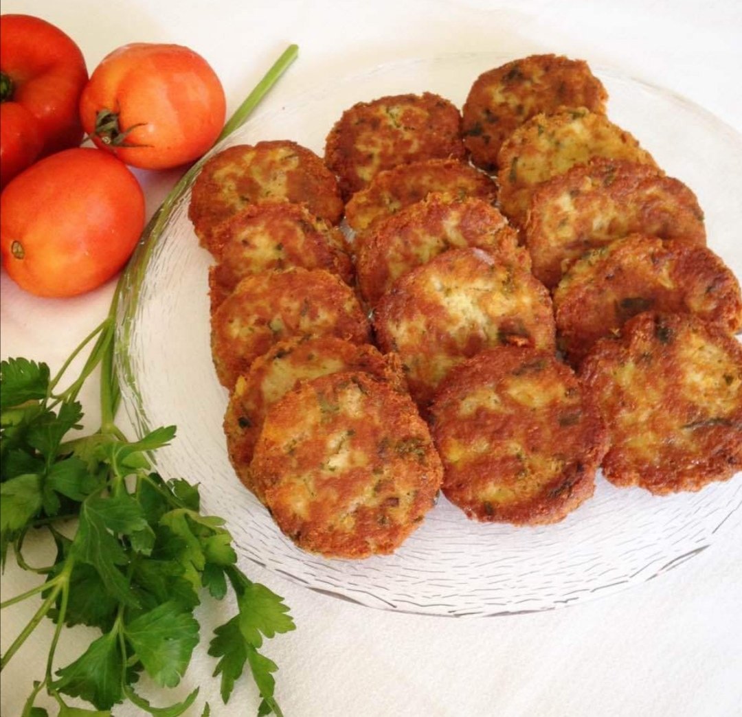 Betta_ET's tweet photo. Croquetas de atún ricas y facilitas de hacer! Usé 2 latas de Atún de 140 g, 4 papas sancochadas y hechas puré,ajo picadito,parmesano,perejil, sal,pimienta y 1 huevo batido. Mezclas todo muy bien,formas las croquetas y las fríes en aceite hasta q doren x ambos lados y listo! 😋 https://t.co/4LkbJzgFyc