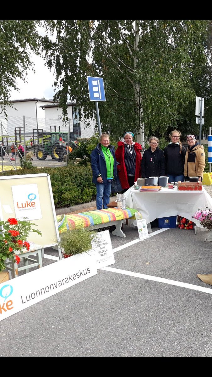 MarjoKeskitalo's tweet photo. Liedon sadonkorjuumarkkinoilla @Luonnonvarakeskus. Palkokasvit esillä. Mietin, milloin kaupallista tuotantoa ja myyntiä myös usimmista valkuaiskasveista, #soija #linssi #kikherne ja tuotetaanko niitä ensimmäisenä Liedossa? Nyt jo #makealupiini ja #kvinoa. https://t.co/DFSLghwZz0