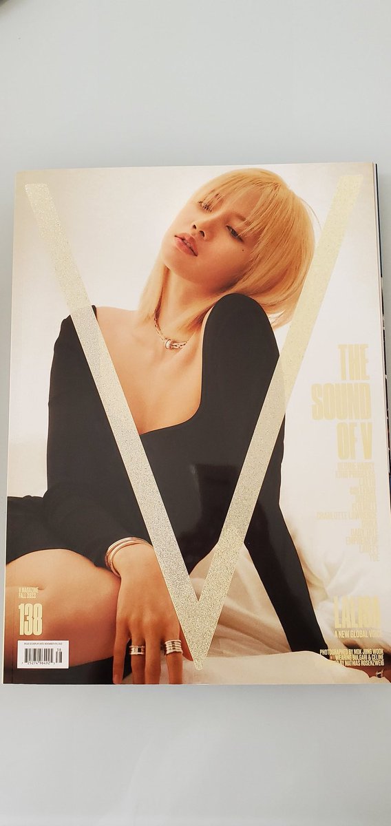 SuzyLei88's tweet photo. Thank you, Honey for going out to the city to get me Lisa's cover vmagazine! 
@anthonylei91
#VMagazine #Lisa #lalisa https://t.co/JiYqdz6kdw