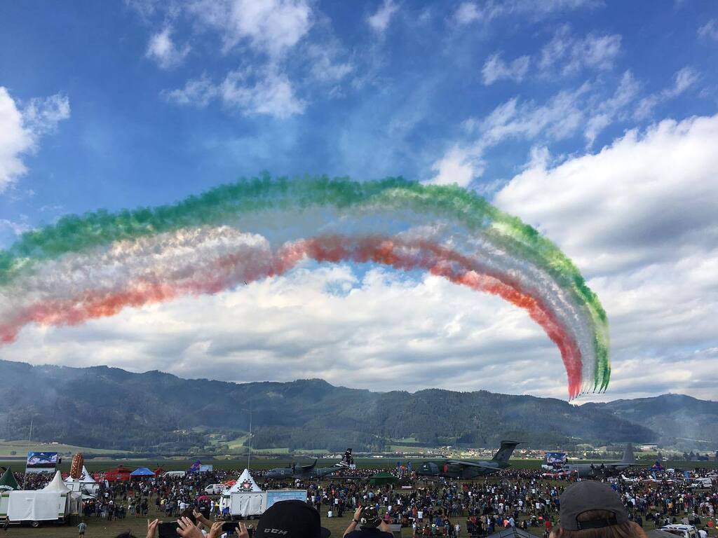 cc2go's tweet photo. Tolle Show, schön wars 
#airpower #tricolor #airshow https://t.co/3tWoYy6hcB https://t.co/3wI446VU44
