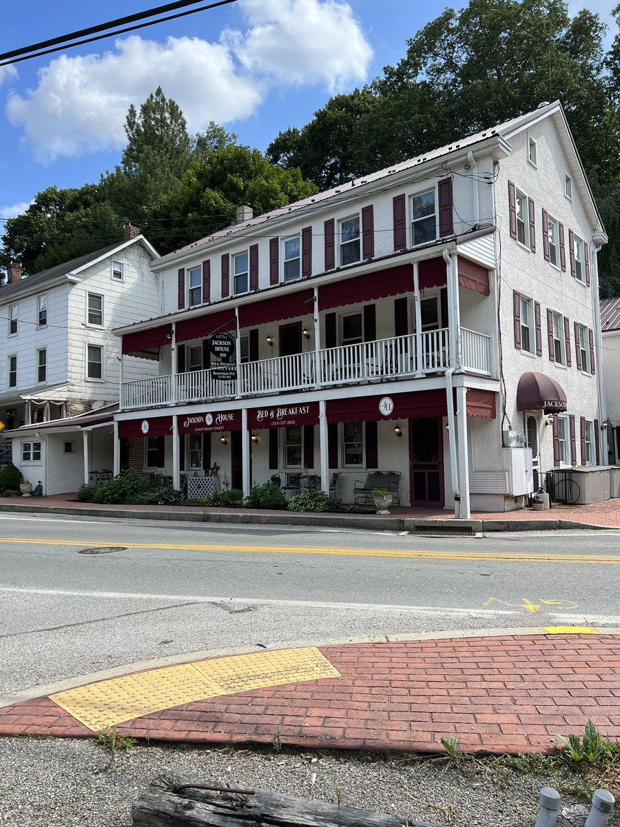 AbdelAvila7's tweet photo. La zonas  rurales de Pennsylvania, se siente como si el tiempo no paso por ellos, su arquitectura típica de la época de la guerra civil, ya un poco modernizada 😎
#LivingInTheNorth #PA 🌲🌲🌲#BikeRiding #TheKeystoneState #Pennsylvania https://t.co/ZearXEtStd