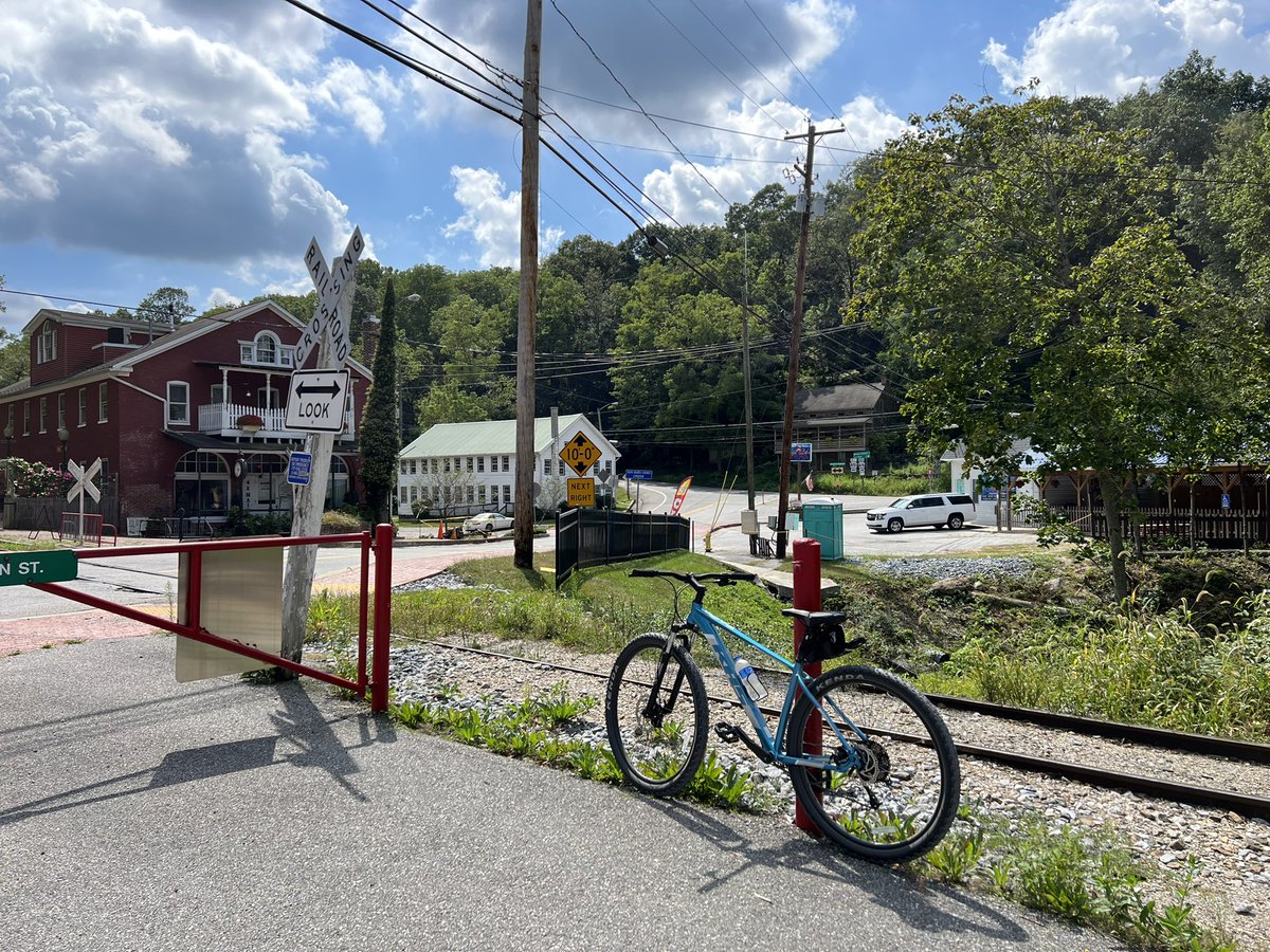 AbdelAvila7's tweet photo. La zonas  rurales de Pennsylvania, se siente como si el tiempo no paso por ellos, su arquitectura típica de la época de la guerra civil, ya un poco modernizada 😎
#LivingInTheNorth #PA 🌲🌲🌲#BikeRiding #TheKeystoneState #Pennsylvania https://t.co/ZearXEtStd