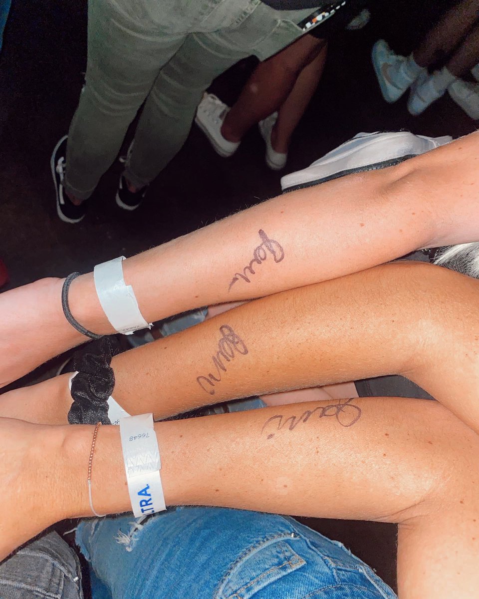 merrcedeswarner's tweet photo. best night with my girls🎸🎫💗 @mandamckell @aleetajo_ we love u @jessiemurphhh https://t.co/N0HH99iDbS