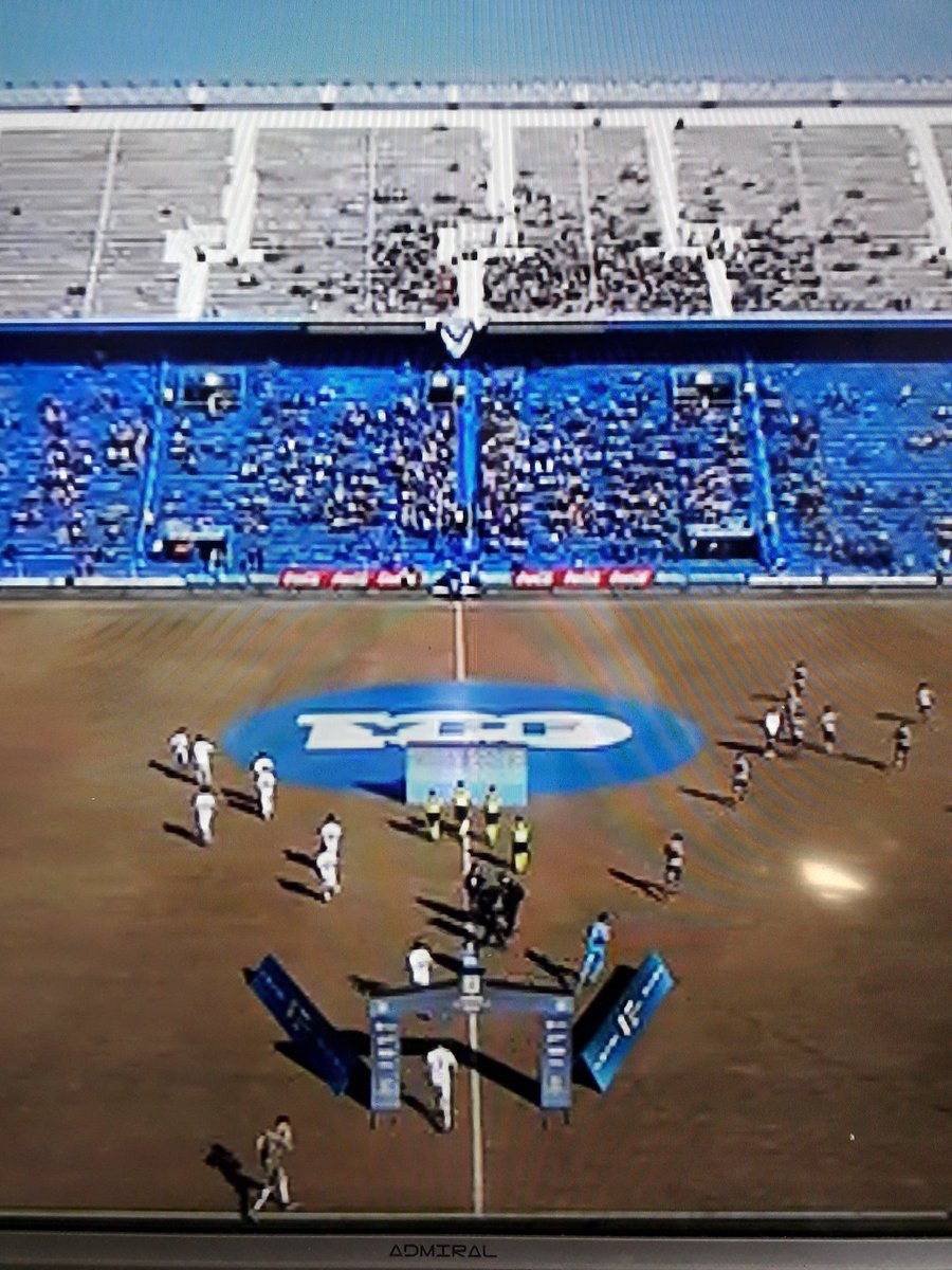 Era obvio... la gente dejó de cuidarse y volvimos al Distanciamiento Social. Así   luce el Amalfitani ahora para Velez - Newells. #cuidatedelacovid19 🥴