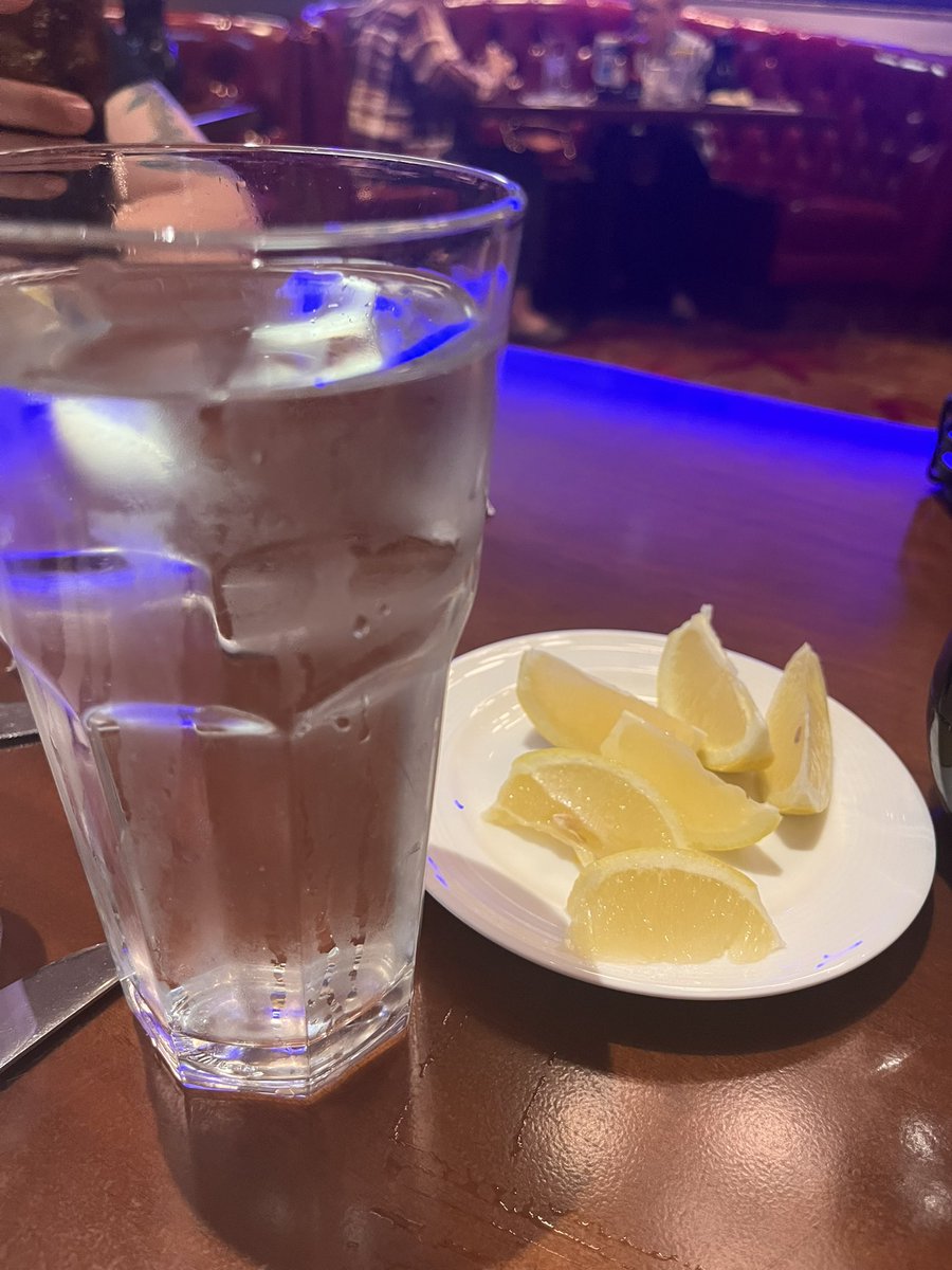 thisiskatmoore's tweet photo. ordered a water with no ice and the waiter brought me five (5!) lemon slices without asking 

…i’ve never felt so cared for https://t.co/QG3391w2yI