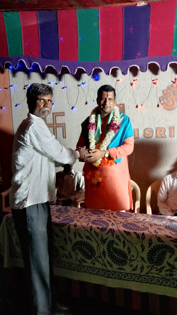 DSP4BJP's tweet photo. ��ುಮನಾಬಾದ ಮತಕ್ಷೇತ್ರದ ಕಠೋಳ್ಳಿ ಗ್ರಾಮ ದೇವರಾದ ಶ್ರೀ ಹನುಮಾನ ಮಂದಿರದ ಶ್ರಾವಣ ಮಾಸದ ಪ್ರಸಾದ ಸಮಾಪ್ತಿ ಕಾರ್ಯಕ್ರಮದಲ್ಲಿ ಪಾಲ್ಗೊಂಡು ಮಾತಾನಾಡಿದೆ.

#drsiddupatilhumanabad https://t.co/WzxIsycTq9