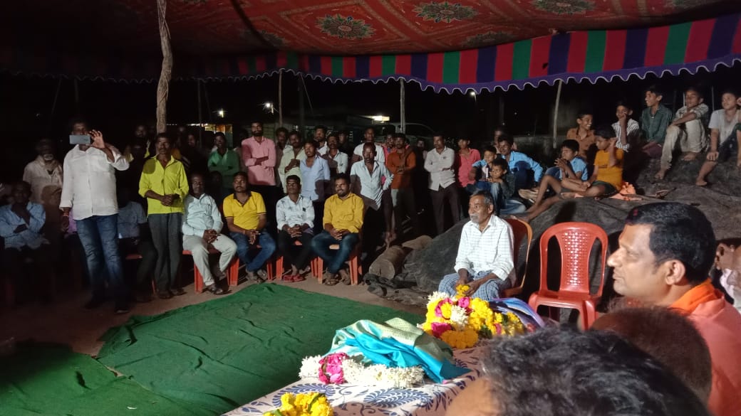 DSP4BJP's tweet photo. ��ುಮನಾಬಾದ ಮತಕ್ಷೇತ್ರದ ಕಠೋಳ್ಳಿ ಗ್ರಾಮ ದೇವರಾದ ಶ್ರೀ ಹನುಮಾನ ಮಂದಿರದ ಶ್ರಾವಣ ಮಾಸದ ಪ್ರಸಾದ ಸಮಾಪ್ತಿ ಕಾರ್ಯಕ್ರಮದಲ್ಲಿ ಪಾಲ್ಗೊಂಡು ಮಾತಾನಾಡಿದೆ.

#drsiddupatilhumanabad https://t.co/WzxIsycTq9