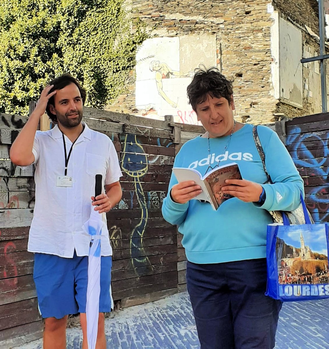 guido_guia's tweet photo. Hoxe foi o turno do 15º paseo do III ciclo #PaseArte 🎨🌟 con @LugoTurismo 🙂 Moitas grazas ás 21 persoas de Venezuela 🇻🇪 Barcelona, Compostela, Navia, Guitiriz, Sarria, Láncara, Castroverde e Lugo que participaron esta tarde na que o #PrimoDeBanksy foi o gran protagonista ❤️ https://t.co/rMgKZzPM2U
