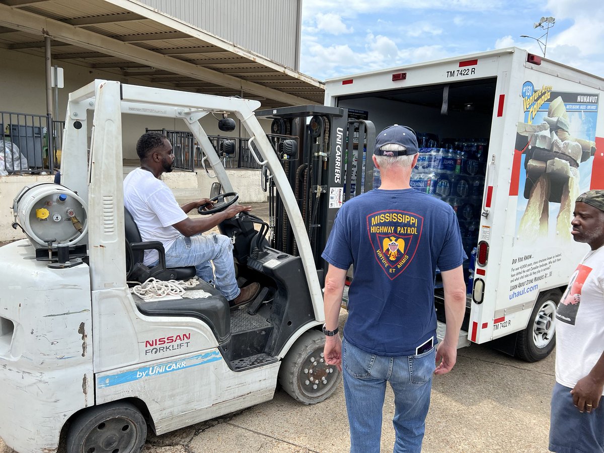 PetePranica's tweet photo. .⁦@memgrizz⁩ pitching in to provide our friends in Jackson MS with some much-needed water. With ⁦@grizzgirls⁩ and #ClawCrew and ⁦@suppaduppadread⁩ #GrizzCares https://t.co/R24v9Yq67p