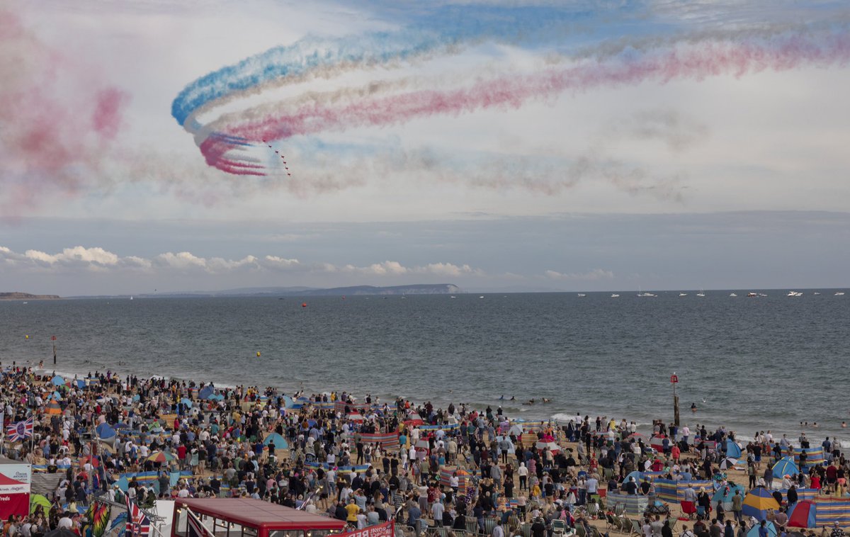 rafredarrows's tweet photo. A packed beach at #Bournemouth for day three of the air festival and another full display by the #RedArrows. Image by AS1 Katrina Knox. #BournemouthAirFestival https://t.co/YPvXataqU8