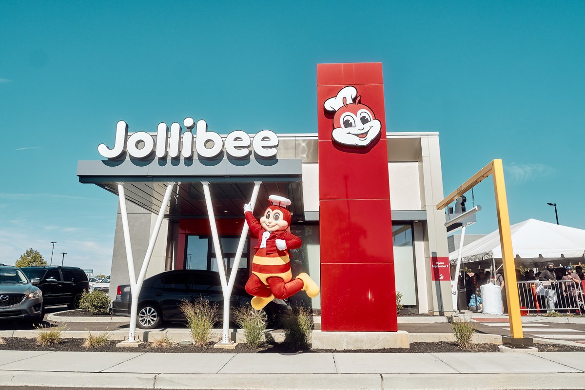 JollibeeUSA's tweet photo. A super BIG thank you to the city and the thousands of you who came through and made our first day in Philly a hit! We had an amazing time while serving up some Jollibee faves 🍗😋.  

Open from 9AM to 11PM for Dine-In ,To-Go, and Drive-Thru only at 7340 Bustleton Ave. https://t.co/kEjWIia021