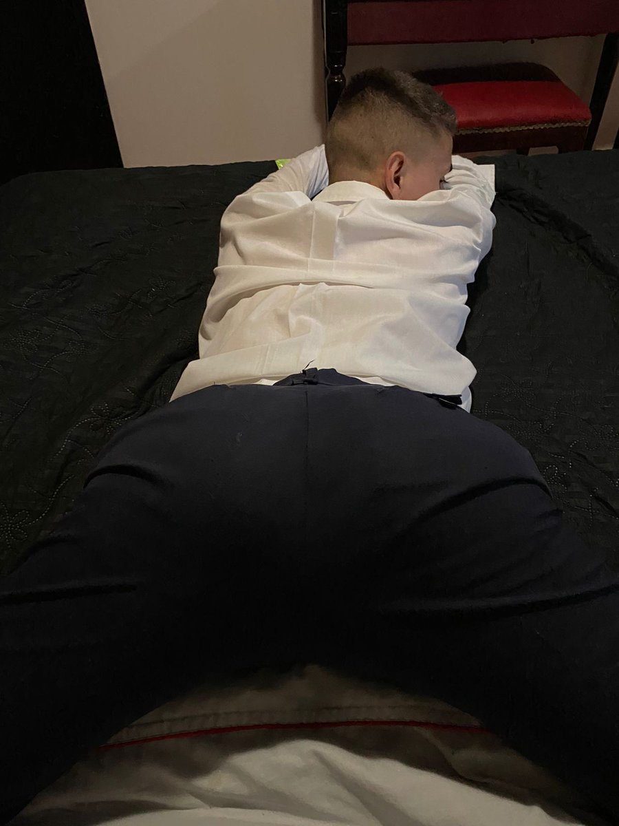 santiangelbooy's tweet photo. Siendo el sumiso del profesor ... asi es como atiendo a mis clientes jij https://t.co/oAk4p4CtQR