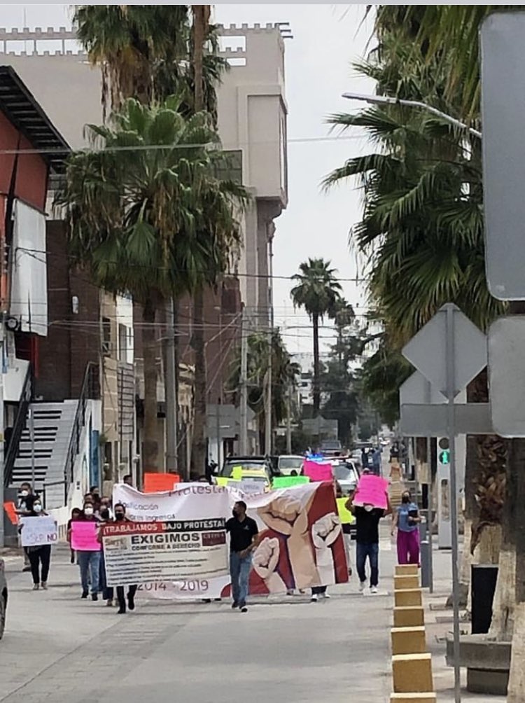 REobservatorio's tweet photo. Durante 4 años se le ha rogado a @lopezobrador_ @SEP_mx cumplir los mínimos de la ley y basificar a los maestr@s de Medio Superior que entraron por examen. La fecha límite que dió @jp_arroyo_ venció hace dos días @Letamaya 

Arrancan paros laborales a nivel nacional https://t.co/RgfLoYhjuO