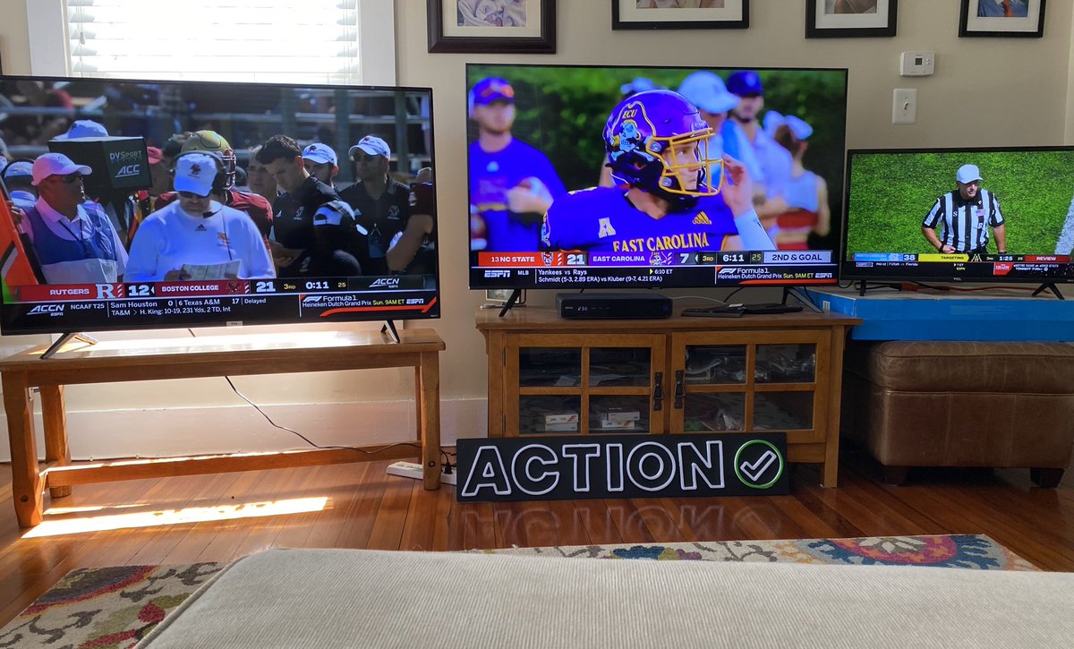 TimmyKal12's tweet photo. Today’s #saturdaysetup is probably a solid 7.8 rating. Parents will be real happy when they get back from the BC game https://t.co/LdvUsloHYF
