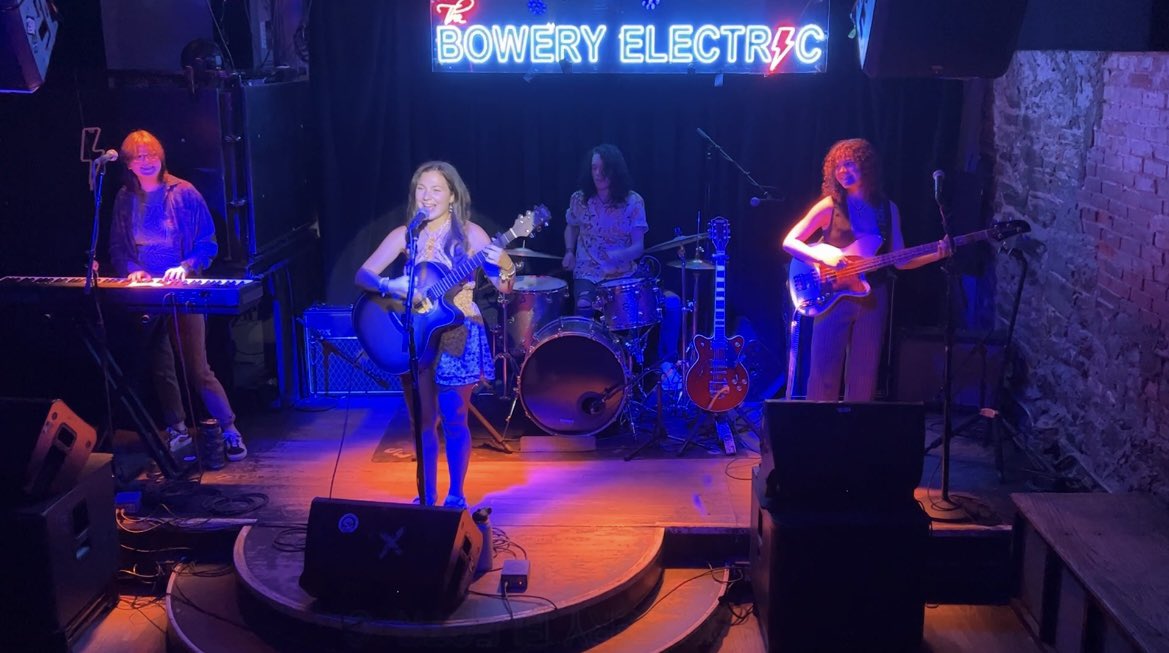 RebeccLynn's tweet photo. Had an amazing time performing at gigs recently! Next gig, Cyclones Game tonight 🤍 @boweryelectric @DontTellMamaNYC #nyc #music #spotify #concert #singer #songwriter https://t.co/FF9LxoKJIK