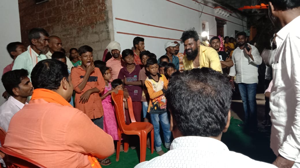 DSP4BJP's tweet photo. ಹುಮನಾಬಾದ ಮತಕ್ಷೇತ್ರದ #ಹಳ್ಳಿಖೇಡ್ ಕೆ ವಾಡಿ ಗ್ರಾಮದಲ್ಲಿ ಪ್ರತಿಷ್ಠಾ���ಿಸಿದ ಶ್ರೀ ಗಣೇಶನ ದರ್ಶನ ಮಾಡಲು ಗ್ರಾಮಕ್ಕೆ ಹೋದಾಗ ಗ್ರಾಮಸ್ಥರು ನನ್ನನ್ನಾ ತಡಾ ರಾತ್ರಿ ಆದರು ಅದ್ದೂರಿಯಾಗಿ ಸ್ವಾಗತಿಸಿ ಅಭಿನಂದಿಸಿದರು. ಅವರ ಈ ಪ್ರೀತಿ ವಿಶ್ವಾಸಕ್ಕೆ ಸದಾ ಚಿರ ಋಣಿಯಾಗಿರುತ್ತೆನೆ.

#Drsiddupatilhumanabad https://t.co/f6GP2H8OFS