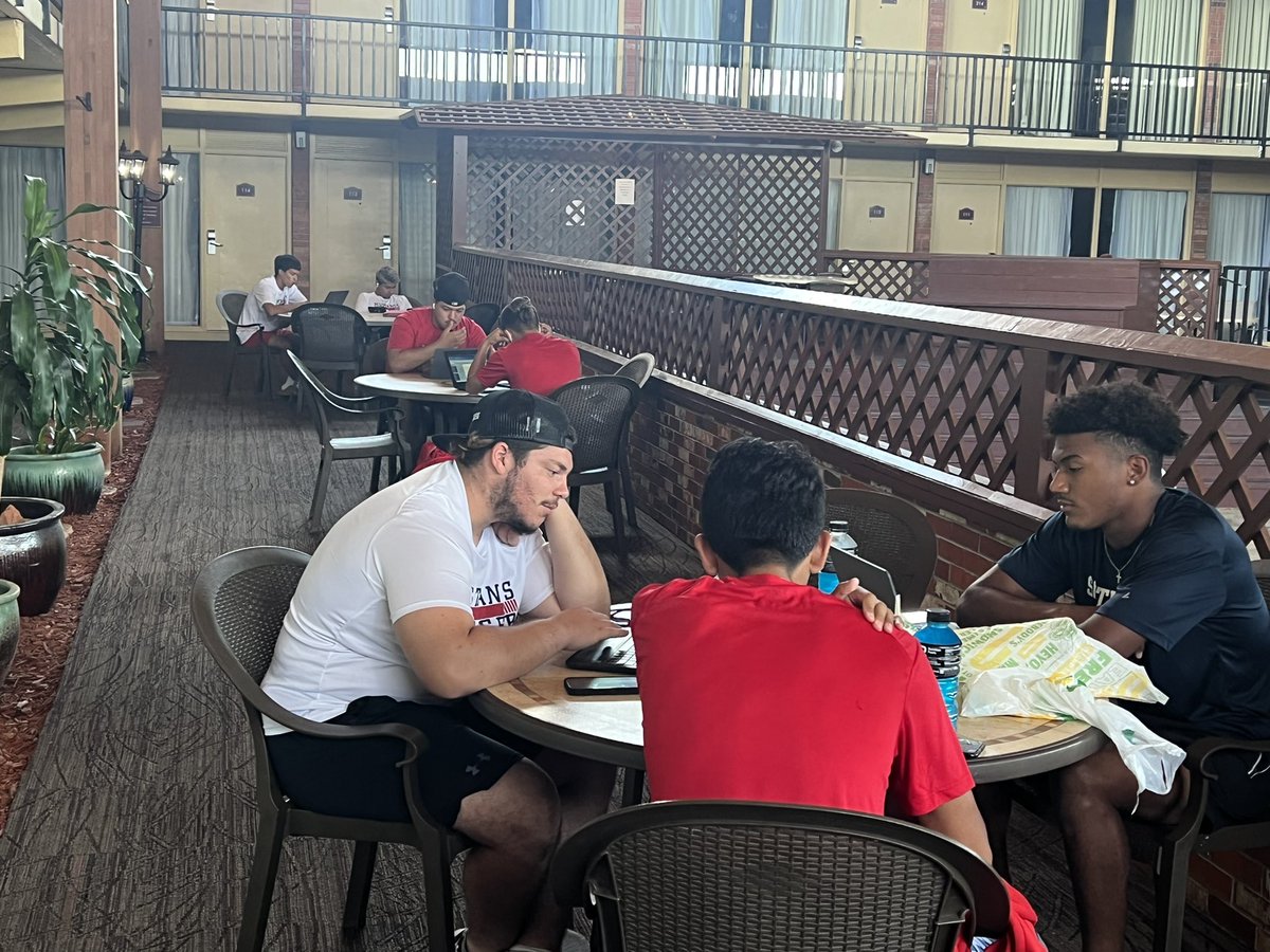USW_MSoccer's tweet photo. Study hall before we hit the pitch tonight.#Mustangsoccer⚽️ https://t.co/aZkgriiu6M