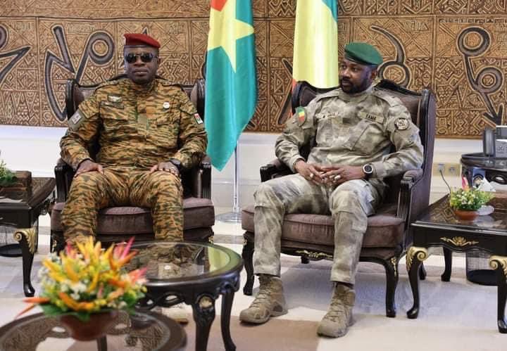 CheickIbtidiani's tweet photo. Bamako | 03 septembre | #Diplomatie
Le Président de la Transition a accueilli son homologue burkinabé le #lcol #Paul Henry DAMIBA,.
Le Chef d'Etat #burkinabé est au #Mali dans le cadre d'une #visite d'amitié et de travail.
#Nous_sommes_le_Mali
Qu’Allah bénisse le Mali 🇲🇱👌🏿 https://t.co/p8X7TLxHOV