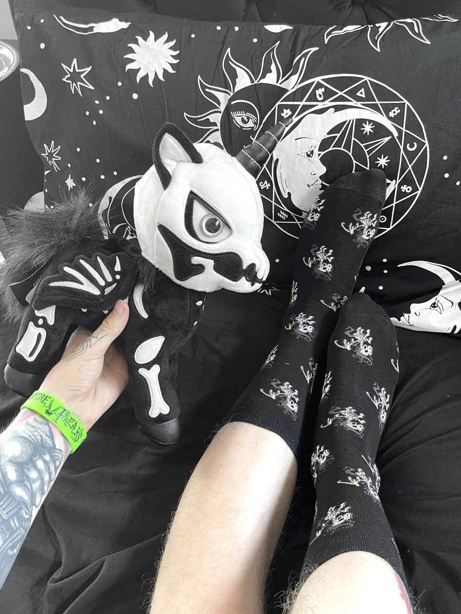 VampireFreaks's tweet photo. Unicorns are real. 🦄
Photo: @drratz rocking his Unibones socks!
#unibones #unicorn #skeleanimal #vampirefreaks #unicornsarereal #Gothunicorn #spookyunicorn #skeleunicorn #skelecorn #spooky #goth #gothsocks #gothicaesthetic #alternative #alt #gothgoth #nugoth #gothfashion https://t.co/otNdxFi6nn