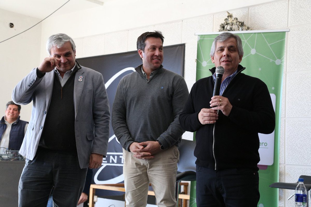 El intendente <a href="/BritosGuillermo/">Guillermo Britos</a>, acompañado por los intendentes Carlos Bevilacqua, Arturo Rojas, Juan Nosetti; y el coordinador del <a href="/baprimero/">Buenos Aires Primero</a>, Facundo Zaldua,  
cierran el III Congreso <a href="/baprimero/">Buenos Aires Primero</a>