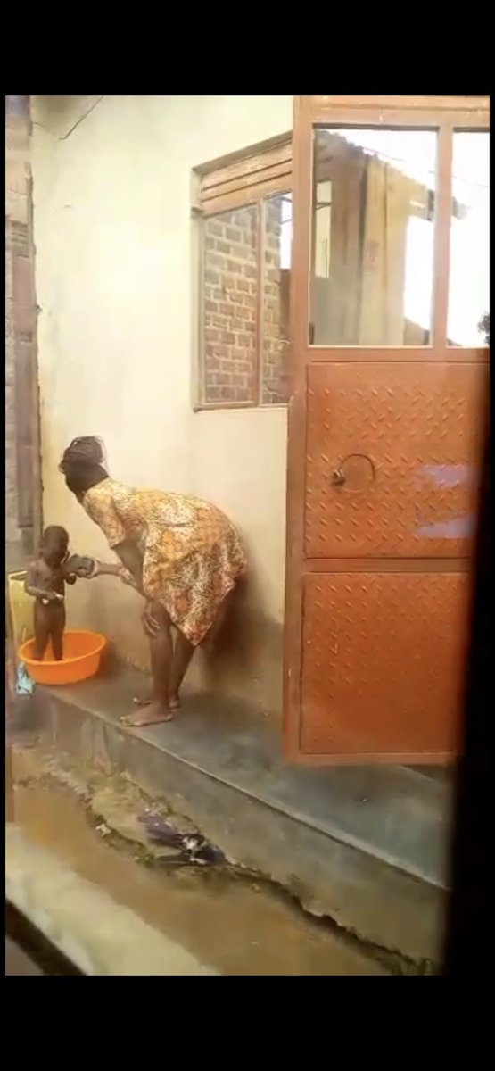 There’s a video trending online about this lady beating this baby. This is nothing but child torture and we shouldn’t allow it to go on. 

Do you have any details of this lady’s area of residence kindly DM me or <a href="/Tom_Magambo/">AIGP Tom Magambo Rwabudongo</a>. This is unacceptable!