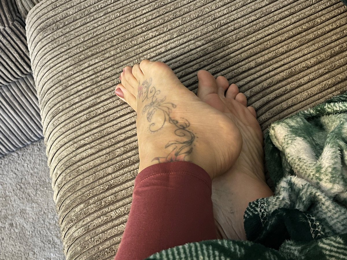 AlexaMcfarlane's tweet photo. This has been me alllllll day! Resting my #dancingfeet #sorefeet #footmassage #footrub #tiredfeet #coldfeet #wrinkyfeet https://t.co/VXpFVlKuXI