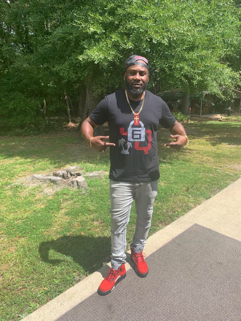 mr706whitehead's tweet photo. DO NOT ENTER #JqIsland 🔒🏝 #PrimeTime 📸 TUNE IN #GoBearcats @Jhardaway_24 @GoBearcatsFB 💪🏾‼️ https://t.co/PdeVNmwqFj
