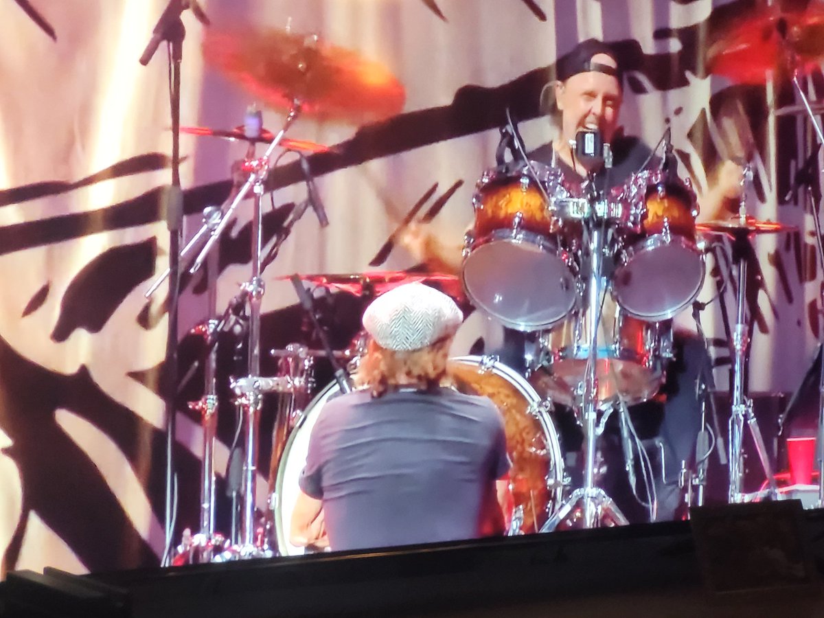 Oh my god, Brian Johnson (County Durham's finest!) and Lars Ulrich absolutely smashed that!
#TaylorHawkins