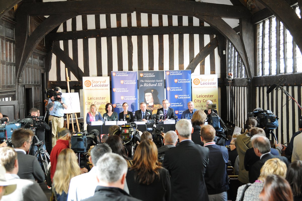 ON THIS DAY a press conference at Leicester’s medieval Guildhall announced to the world the discovery of a skeleton of a male adult with scoliosis and battle injuries, buried in the church choir. #RichardIIITenYearsOn #Leicester #archaeology @uniofleicester @ArchAncHistLeic