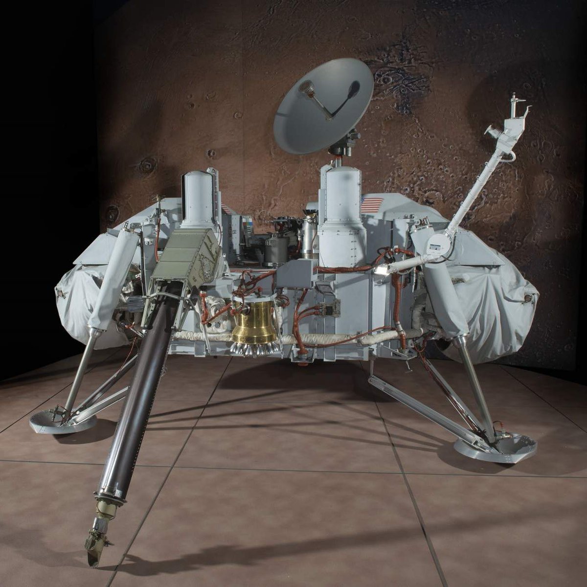 Today in 1976, the Viking 2 lander touched down on the surface of Mars. A Viking lander test article is in our collection: s.si.edu/3mXTYB5 #AirSpacePhoto