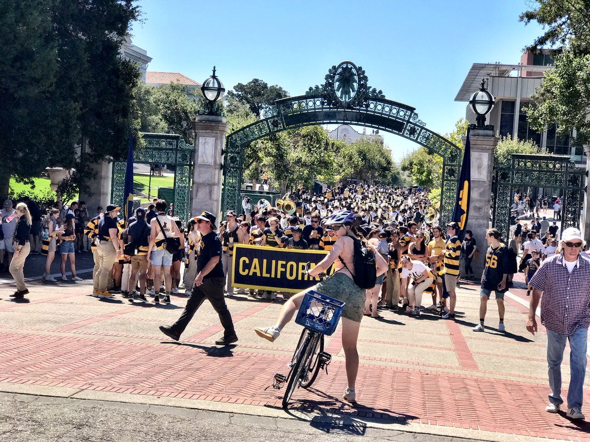 seanyodarouse's tweet photo. Your path is blocked! #GoBears #CalGameDay (@ Sather Gate - @cal in Berkeley, CA) https://t.co/YjB46kRTLZ https://t.co/sdWk2GzDN7
