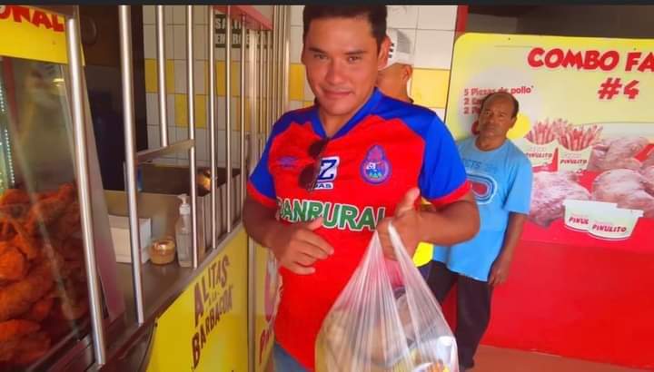 municipalismo74's tweet photo. Ya con mi combo Puro Rojo ,Solo Almuerzo mi #PolloPinulito y me dirijo al Manuel Felipe carrera a ver al mimado de la aficiΓ³n @Rojos_Municipal https://t.co/YcclbYJ6bn