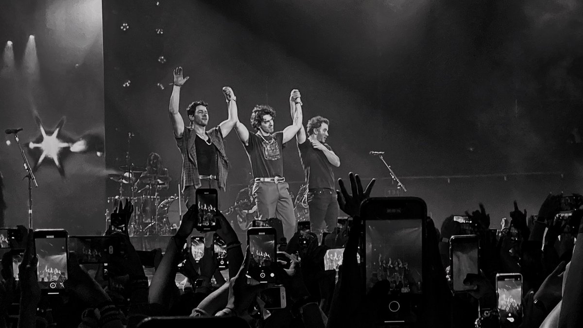 sopitadelulu's tweet photo. THANKS FOR EVERYTHING. 🤍✨ #RememberThisTour #RememberThisTourMEXICO https://t.co/7LY0mbGgnh