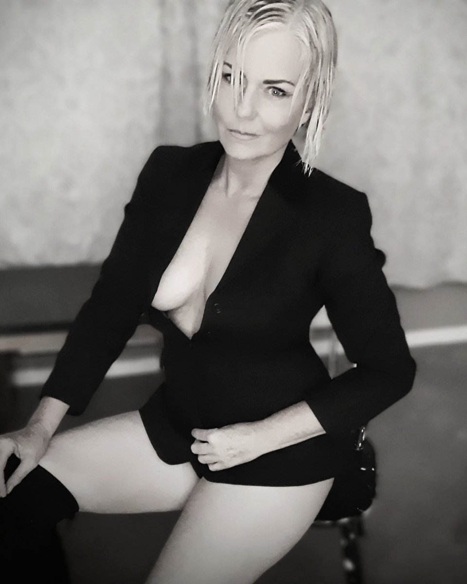 JesFishModel's tweet photo. New set of images on my page: https://t.co/PM0UCCOxQj  #classicmodel #maturemodel #onlyfanspromo #boss https://t.co/mxe47z3OKN