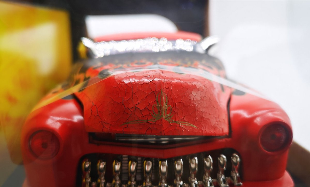 Plagued_UK's tweet photo. Any advice on this paintwork on this #Jada diecast model car ? Not sure why the paint work on the bonnet has cracked and crazed ? 😐😕 #jada #diecast #modelcar #diecastmodelcar #mecury #1951 #crackedpaint #modelcollector #jadatoys #jadadiecast https://t.co/CntVB8xunS