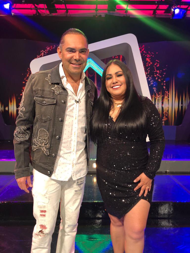 EnLaCimaConRoa's tweet photo. Este #Domingo #EnLaCimaConRoa, prepárate para cantar con @LuzMariaMusic. 🎤

@gaboroa te espera a partir de las 9:00 PM. Canal 34.1 de @MexiquenseTV. 

#ConéctateConMexiquense https://t.co/ppeNA5kOCP