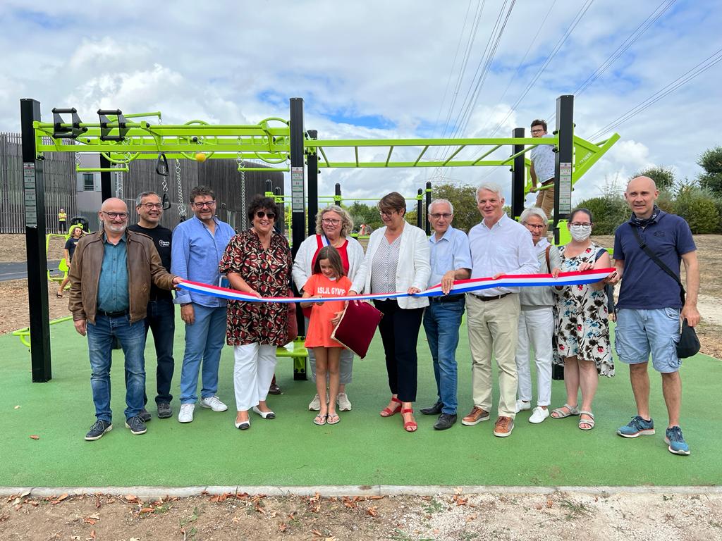 TOUZETalexandre's tweet photo. Inauguration de l'espace #fitness de #lardy. Avec @dbougraud, maire de la commune (et mon binôme au conseil départemental), nous sommes en parfaite coordination sur les instruments de torture !
#controlequalite #CantonArpajon https://t.co/zloHyYZ7h5