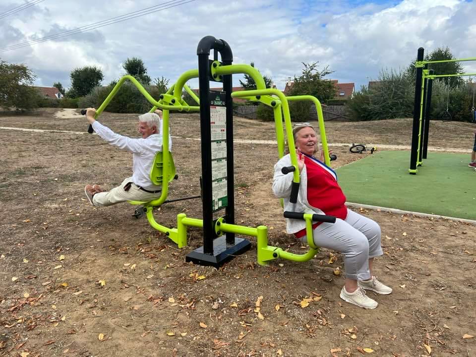 TOUZETalexandre's tweet photo. Inauguration de l'espace #fitness de #lardy. Avec @dbougraud, maire de la commune (et mon binôme au conseil départemental), nous sommes en parfaite coordination sur les instruments de torture !
#controlequalite #CantonArpajon https://t.co/zloHyYZ7h5