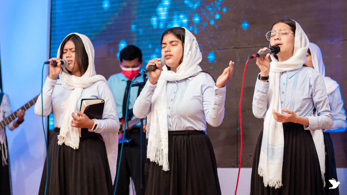 JES_medios's tweet photo. Ministerio de alabanza "Ungidos de Dios"🎙️| Un concierto de adoración para exaltar a nuestro Padre que está en los cielos, nos encontramos seguros que el espíritu Santo ha inundado nuestras vidas con su presencia.👏🏻🕊️
#JesucristoEsperanzaSegura
#JesúsEsElCamino
#JESTV https://t.co/2yceZfwLYl