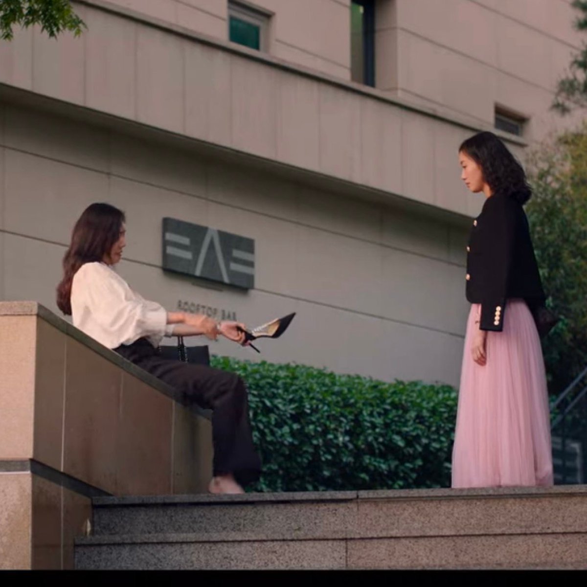 misskaahaani's tweet photo. I am obsessed with how Hwa-Young was seen passing things on to In-Joo throughout the episode -  wisdom, secrets, a chance to walk in her shoes, her clothes. I wonder if In-Joo's struggle after finding money will mirror Hwa-Young's. 

#LittleWomen #LittleWomenEp1 #KimGoEun https://t.co/zCxmFKT2ub
