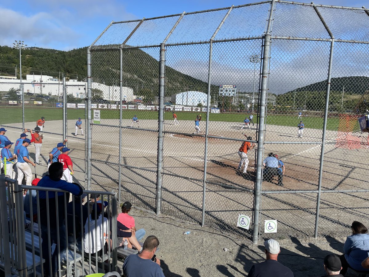 Solo shot from Softball Canada U23 MNT player Mark Stack gives Cool Bet Hitmen a 1-0 lead over Elmira Expos. Bases now loaded. ⁦@SoftballCanada⁩