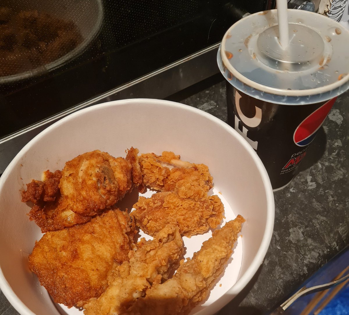 I'm sure it's a running joke with <a href="/kfc/">KFC</a> Hatfield - let's serve a mighty bucket with no chips - ive gone in/had uber eats maybe 3 times this year and it's happened everytime
#missingfood #shocking #everytime #fail #drivethroughfail #wheresmychips!